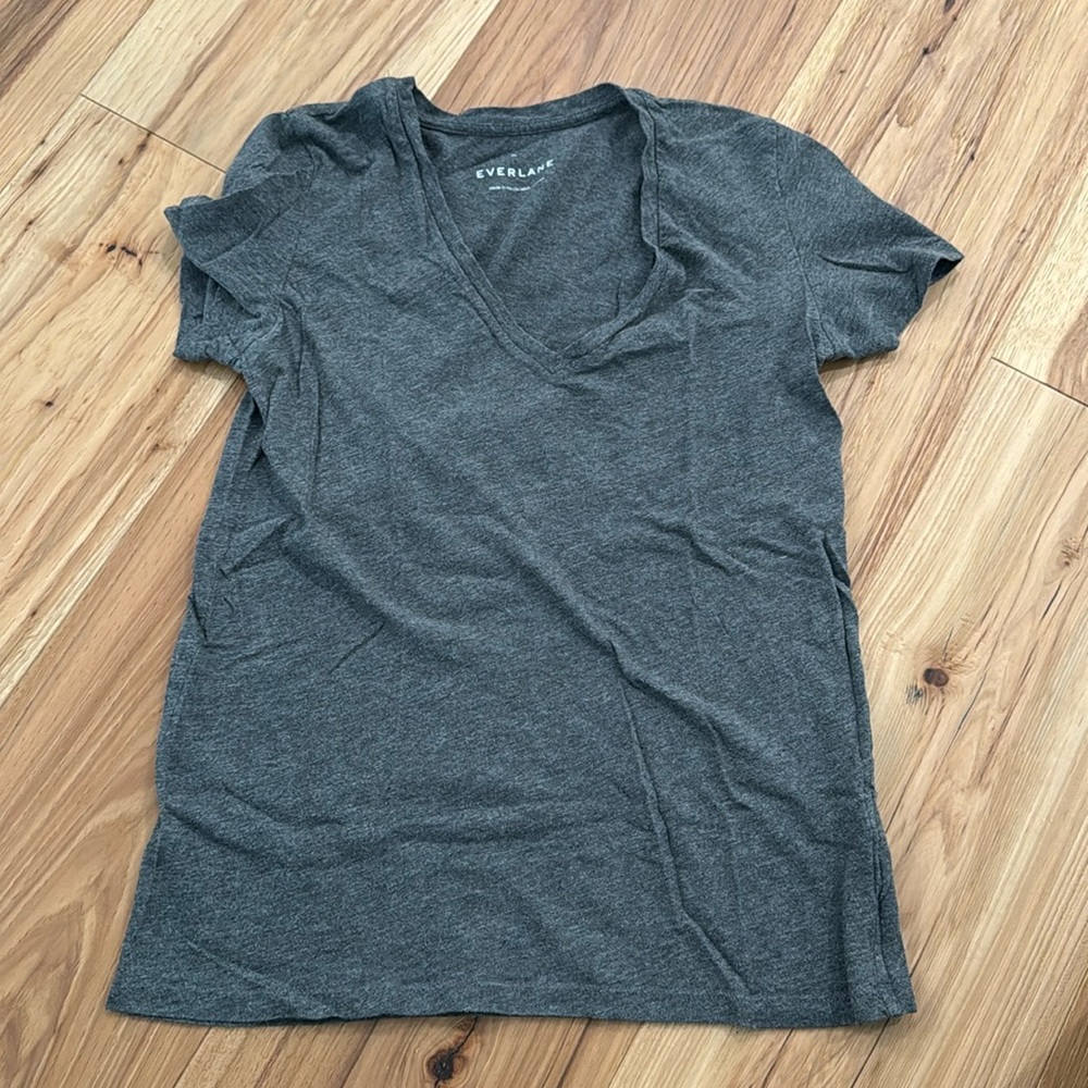 Everlane v-neck tee. Grey. Size XS.